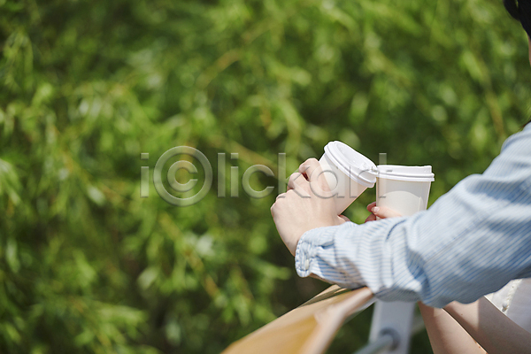 사랑 티타임 함께함 두명 신체부위 JPG 아웃포커스 포토 데이트 들기 손 야외 연애 주간 커플 커피 한강공원