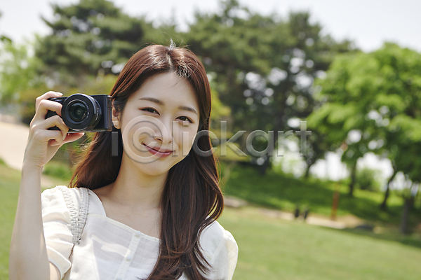 여유 휴식 20대 성인 성인여자한명만 여자 한국인 한명 JPG 아웃포커스 앞모습 포토 들기 미소(표정) 사진촬영 상반신 야외 응시 주간 카메라 한강공원