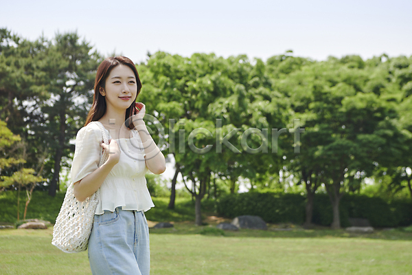 여유 휴식 20대 성인 성인여자한명만 여자 한국인 한명 JPG 앞모습 옆모습 포토 나무 미소(표정) 상반신 손짓 야외 응시 주간 한강공원