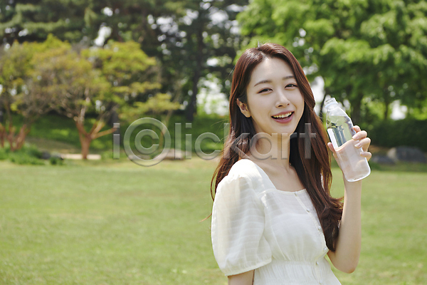 여유 휴식 20대 성인 성인여자한명만 여자 한국인 한명 JPG 옆모습 포토 들기 마시기 물 물마시기 물병 미소(표정) 상반신 야외 응시 주간 한강공원