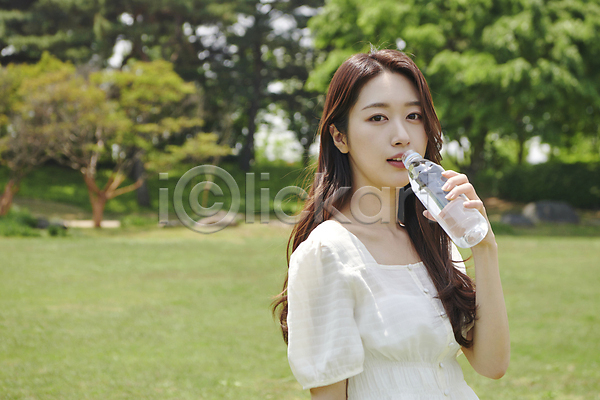 여유 휴식 20대 성인 성인여자한명만 여자 한국인 한명 JPG 앞모습 옆모습 포토 들기 마시기 물 물마시기 물병 상반신 야외 응시 주간 한강공원