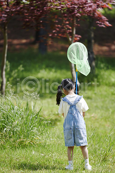 즐거움 소녀(어린이) 소녀한명만 어린이 여자 한국인 한명 JPG 뒷모습 포토 곤충채집 공원 놀기 놀이 들기 서기 잔디 전신 채집망