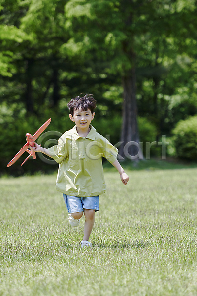 즐거움 남자 소년 소년한명만 어린이 한국인 한명 JPG 앞모습 포토 공원 놀기 놀이 달리기 들기 비행기모형 잔디 장난감 전신