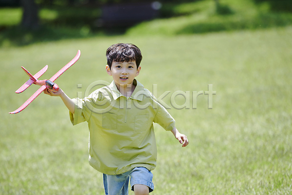 즐거움 남자 소년 소년한명만 어린이 한국인 한명 JPG 앞모습 포토 공원 놀기 놀이 달리기 들기 비행기모형 상반신 잔디 장난감