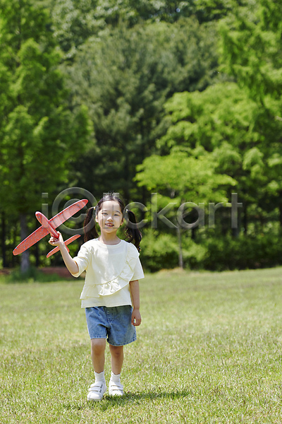즐거움 소녀(어린이) 소녀한명만 어린이 여자 한국인 한명 JPG 앞모습 포토 걷기 공원 놀기 놀이 들기 미소(표정) 비행기모형 잔디 장난감 전신