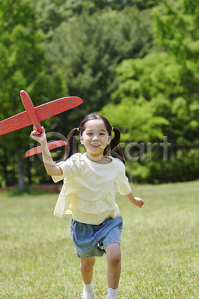즐거움 소녀(어린이) 소녀한명만 어린이 여자 한국인 한명 JPG 앞모습 포토 공원 놀기 놀이 달리기 들기 미소(표정) 비행기모형 잔디 장난감 전신