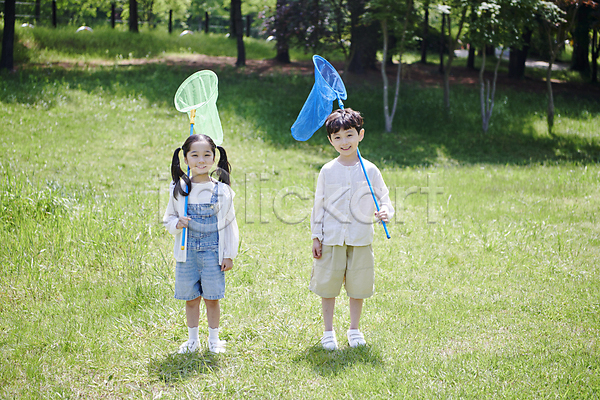 즐거움 남자 두명 소녀(어린이) 소년 어린이 어린이만 여자 한국인 JPG 앞모습 포토 곤충채집 공원 놀기 놀이 들기 미소(표정) 잔디 전신 채집망