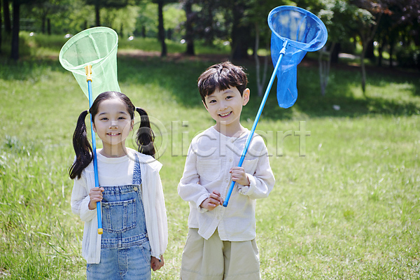 즐거움 남자 두명 소녀(어린이) 소년 어린이 어린이만 여자 한국인 JPG 앞모습 포토 곤충채집 공원 놀기 놀이 들기 미소(표정) 상반신 잔디 채집망