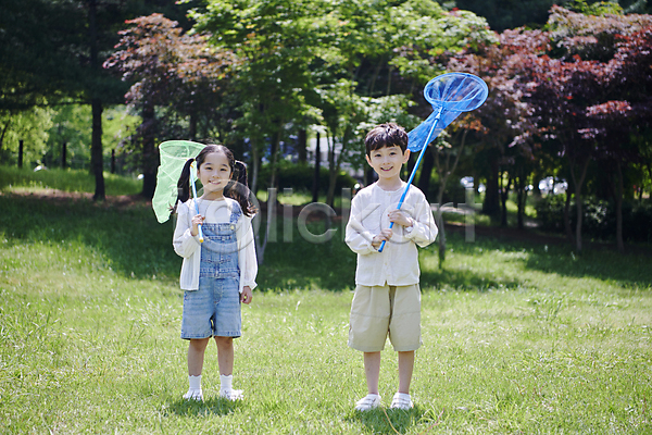 즐거움 남자 두명 소녀(어린이) 소년 어린이 어린이만 여자 한국인 JPG 앞모습 포토 곤충채집 공원 놀기 놀이 들기 미소(표정) 서기 잔디 전신 채집망