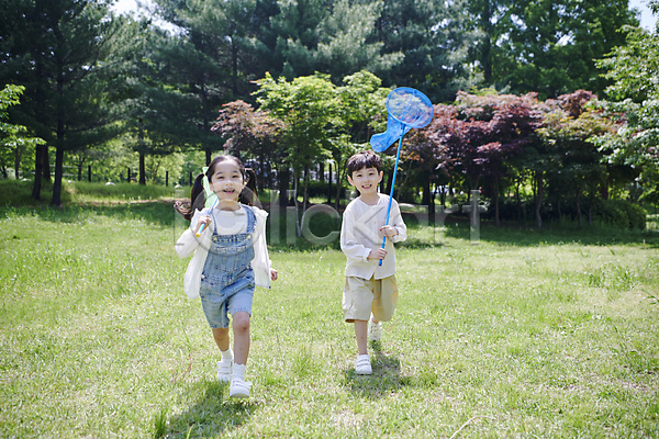즐거움 남자 두명 소녀(어린이) 소년 어린이 어린이만 여자 한국인 JPG 앞모습 포토 곤충채집 공원 놀기 놀이 달리기 들기 미소(표정) 잔디 전신 채집망