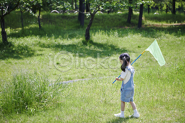 즐거움 집중 소녀(어린이) 소녀한명만 어린이 여자 한국인 한명 JPG 옆모습 포토 곤충채집 공원 놀기 놀이 들기 잔디 전신 채집망