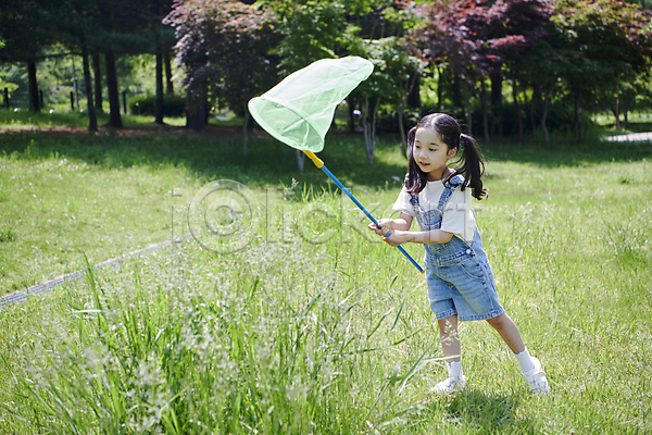 즐거움 소녀(어린이) 소녀한명만 어린이 여자 한국인 한명 JPG 옆모습 포토 곤충채집 공원 놀기 놀이 들기 서기 잔디 전신 채집망