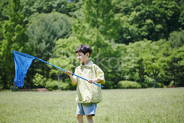 즐거움 남자 소년 소년한명만 어린이 한국인 한명 JPG 옆모습 포토 곤충채집 공원 놀기 놀이 들기 상반신 잔디 채집망