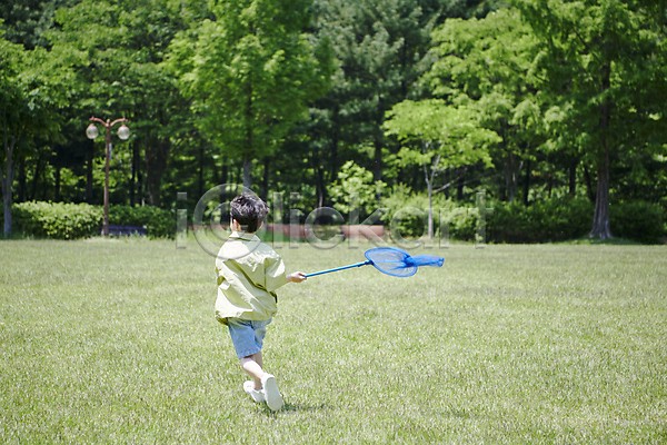 즐거움 남자 소년 소년한명만 어린이 한국인 한명 JPG 뒷모습 포토 곤충채집 공원 놀기 놀이 달리기 들기 잔디 전신 채집망 휘두르기