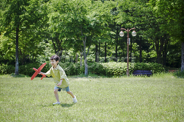 즐거움 남자 소년 소년한명만 어린이 한국인 한명 JPG 옆모습 포토 공원 놀기 놀이 달리기 들기 비행기모형 잔디 장난감 전신