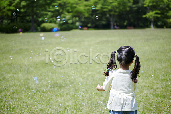 여유 즐거움 휴식 소녀(어린이) 소녀한명만 어린이 여자 한국인 한명 JPG 뒷모습 포토 공원 놀기 놀이 비눗방울 상반신 잔디