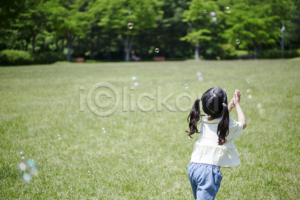 여유 즐거움 휴식 소녀(어린이) 소녀한명만 어린이 여자 한국인 한명 JPG 뒷모습 포토 공원 놀기 놀이 비눗방울 상반신 잔디 잡기