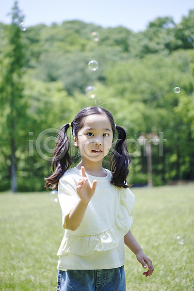 여유 즐거움 휴식 소녀(어린이) 소녀한명만 어린이 여자 한국인 한명 JPG 아웃포커스 앞모습 포토 가리킴 공원 놀기 놀이 비눗방울 상반신 응시 잔디