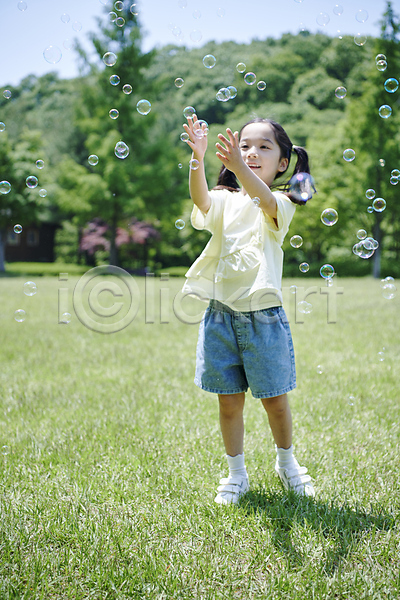 여유 즐거움 휴식 소녀(어린이) 소녀한명만 어린이 여자 한국인 한명 JPG 앞모습 포토 공원 놀기 놀이 미소(표정) 비눗방울 서기 손뻗기 잔디 잡기 전신