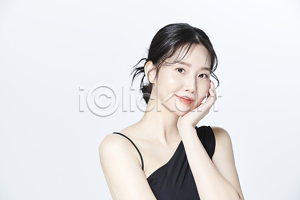 20대 성인 성인여자한명만 여자 한국인 한명 JPG 앞모습 포토 미소(표정) 뷰티 상반신 스튜디오촬영 응시 의료성형뷰티 턱괴기