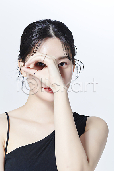 20대 성인 성인여자한명만 여자 한국인 한명 JPG 앞모습 포토 눈가림 미소(표정) 뷰티 상반신 손짓 스튜디오촬영 응시 의료성형뷰티