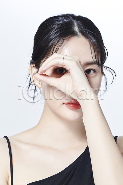 20대 성인 성인여자한명만 여자 한국인 한명 JPG 앞모습 포토 눈가림 무표정 뷰티 상반신 손짓 스튜디오촬영 응시 의료성형뷰티
