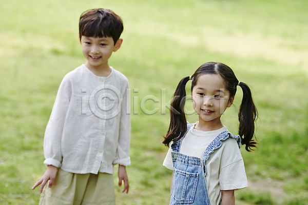즐거움 남자 두명 소녀(어린이) 소년 어린이 어린이만 여자 한국인 JPG 아웃포커스 앞모습 포토 공원 동심 멜빵 상반신 야외 양갈래머리 여름(계절) 응시 잔디 주간