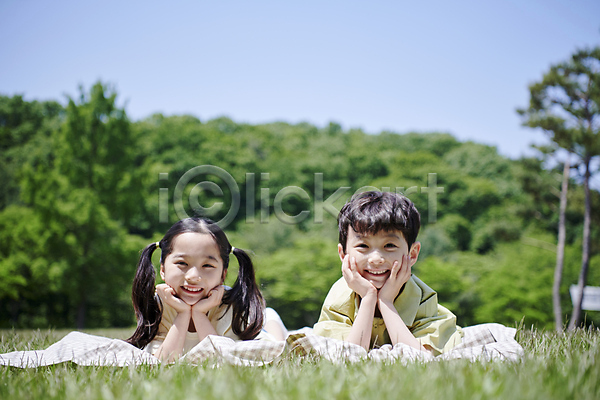 즐거움 남자 두명 소녀(어린이) 소년 어린이 어린이만 여자 한국인 JPG 아웃포커스 앞모습 포토 공원 꽃받침 돗자리 동심 상반신 야외 양갈래머리 엎드리기 여름(계절) 웃음 잔디 주간