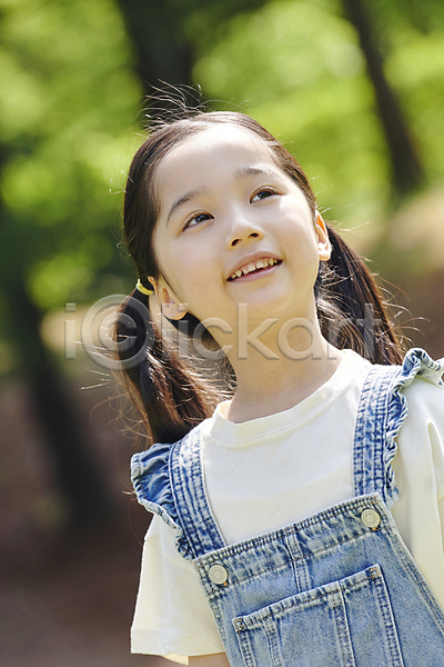 즐거움 소녀(어린이) 소녀한명만 어린이 여자 한국인 한명 JPG 아웃포커스 앞모습 포토 동심 멜빵 상반신 야외 양갈래머리 여름(계절) 올려보기 웃음 주간