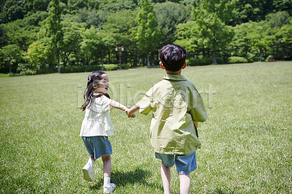 다정 즐거움 함께함 남자 두명 소녀(어린이) 소년 어린이 어린이만 여자 한국인 JPG 뒷모습 아웃포커스 포토 공원 놀이 달리기 동심 손잡기 야외 양갈래머리 여름(계절) 잔디 전신 주간