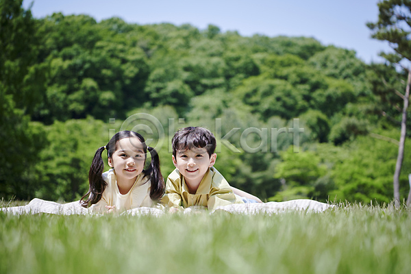 즐거움 남자 두명 소녀(어린이) 소년 어린이 어린이만 여자 한국인 JPG 소프트포커스 앞모습 포토 공원 돗자리 동심 미소(표정) 상반신 야외 양갈래머리 엎드리기 여름(계절) 잔디 주간