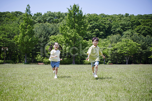 즐거움 남자 두명 소녀(어린이) 소년 어린이 어린이만 여자 한국인 JPG 아웃포커스 앞모습 포토 공원 달리기 동심 야외 양갈래머리 여름(계절) 잔디 전신 주간