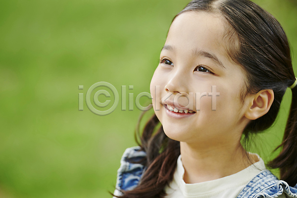 즐거움 소녀(어린이) 소녀한명만 어린이 여자 한국인 한명 JPG 근접촬영 아웃포커스 옆모습 포토 동심 상반신 야외 양갈래머리 여름(계절) 올려보기 웃음 주간