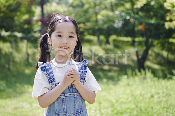 즐거움 소녀(어린이) 소녀한명만 어린이 여자 한국인 한명 JPG 아웃포커스 앞모습 포토 공원 동심 들기 멜빵 미소(표정) 민들레 상반신 야외 양갈래머리 여름(계절) 잔디 주간