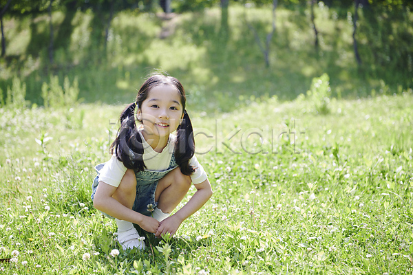 즐거움 소녀(어린이) 소녀한명만 어린이 여자 한국인 한명 JPG 아웃포커스 앞모습 포토 공원 동심 미소(표정) 야외 여름(계절) 웅크림 응시 잔디 전신 주간