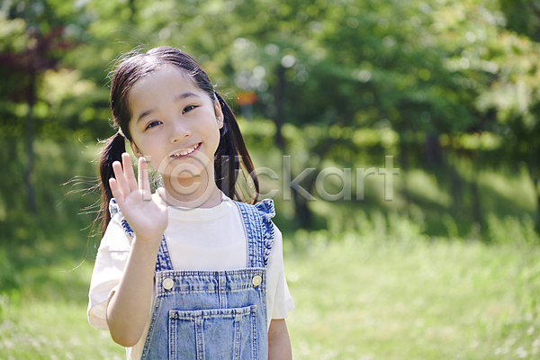 즐거움 소녀(어린이) 소녀한명만 어린이 여자 한국인 한명 JPG 아웃포커스 앞모습 포토 공원 동심 멜빵 미소(표정) 상반신 손들기 손인사 야외 양갈래머리 여름(계절) 웃음 주간