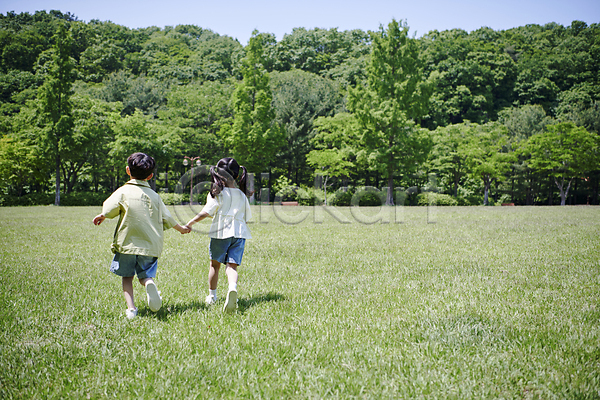 즐거움 남자 두명 소녀(어린이) 소년 어린이 어린이만 여자 한국인 JPG 뒷모습 아웃포커스 포토 공원 놀이 달리기 동심 손잡기 야외 양갈래머리 여름(계절) 잔디 전신 주간