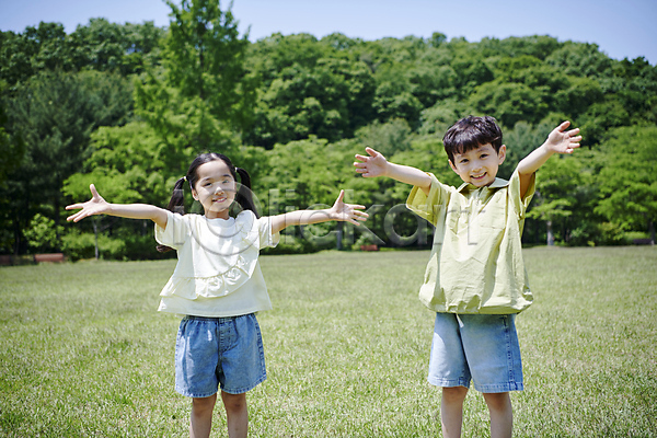 즐거움 남자 두명 소녀(어린이) 소년 어린이 어린이만 여자 한국인 JPG 아웃포커스 앞모습 포토 공원 동심 미소(표정) 상반신 야외 양갈래머리 여름(계절) 잔디 주간 팔벌리기