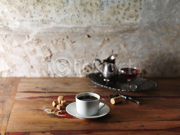 사람없음 JPG 포토 각설탕(식품) 나무탁자 맛있는 실내 와인 와인오프너 와인잔 커피 커피잔 코르크 흑설탕