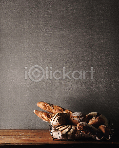 사람없음 JPG 포토 나무탁자 담기 맛있는 바게트 빵 스튜디오촬영 철제바구니 호밀빵