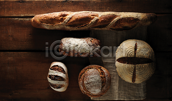 사람없음 JPG 포토 하이앵글 나무배경 나무탁자 맛있는 바게트 빵 스튜디오촬영 호밀빵