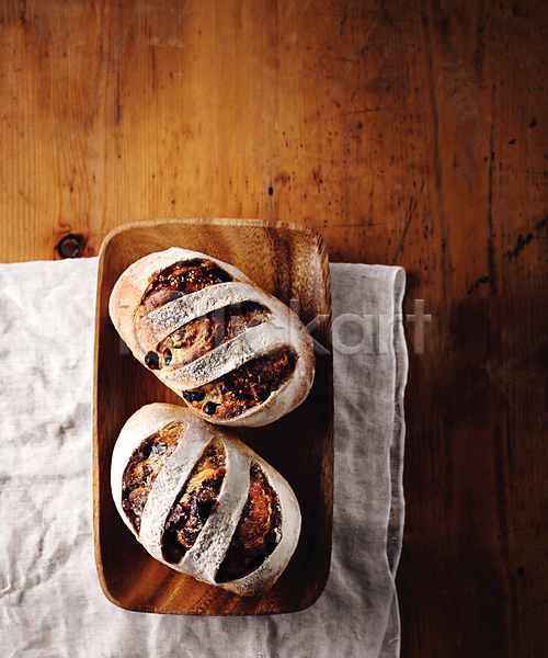사람없음 JPG 포토 하이앵글 나무접시 맛있는 빵 스튜디오촬영 천(직물) 호밀빵