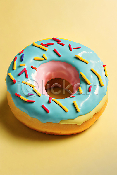 사람없음 JPG 근접촬영 디지털합성 편집이미지 노란색 도넛 디저트 스프링클 원형 하늘색
