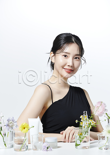 20대 성인 성인여자한명만 여자 한국인 한명 JPG 앞모습 포토 꽃 미소(표정) 뷰티 비커 상반신 스튜디오촬영 유리병 의료성형뷰티