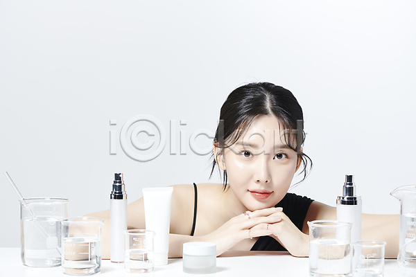 20대 성인 성인여자한명만 여자 한국인 한명 JPG 앞모습 포토 기댐 미소(표정) 뷰티 비커 상반신 스튜디오촬영 엎드리기 유리병 의료성형뷰티 화장품