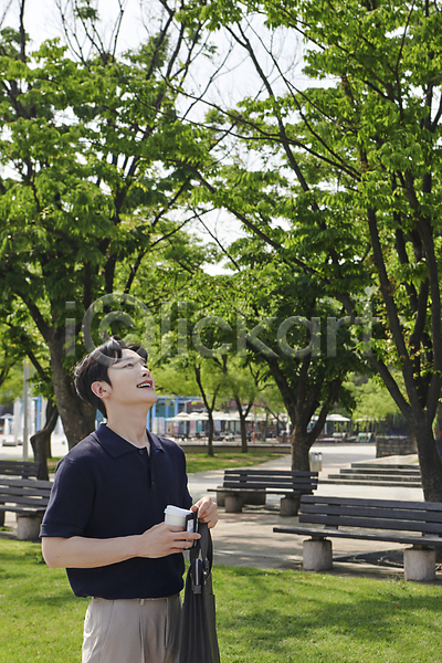 20대 남자 성인 성인남자한명만 한국인 한명 JPG 옆모습 포토 공원 들기 미소(표정) 비즈니스라이프 비즈니스맨 상반신 야외 올려보기 재킷 주간 직장인 커피 테이크아웃컵