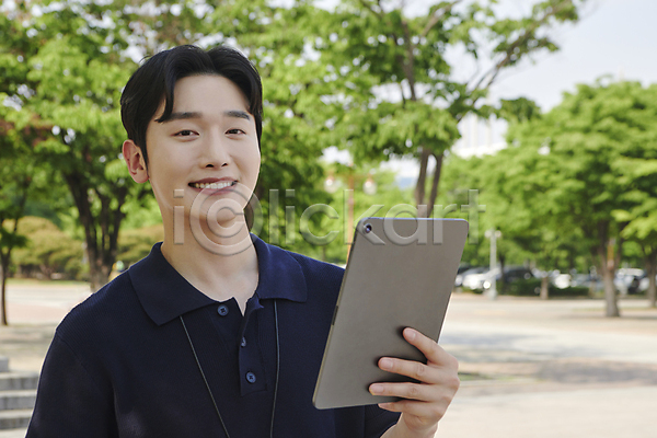 20대 남자 성인 성인남자한명만 한국인 한명 JPG 앞모습 포토 공원 들기 미소(표정) 비즈니스라이프 비즈니스맨 상반신 야외 업무 주간 직장인 태블릿