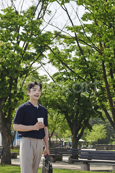 20대 남자 성인 성인남자한명만 한국인 한명 JPG 앞모습 포토 가방 걷기 공원 들기 미소(표정) 비즈니스라이프 비즈니스맨 상반신 야외 주간 직장인 출근 커피 테이크아웃컵 퇴근