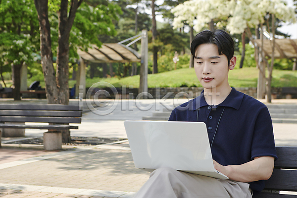 집중 20대 남자 성인 성인남자한명만 한국인 한명 JPG 앞모습 포토 공원 노트북 무표정 비즈니스라이프 비즈니스맨 상반신 앉기 야외 업무 주간 직장인 타이핑