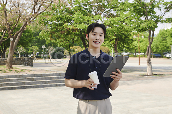 여유 20대 남자 성인 성인남자한명만 한국인 한명 JPG 앞모습 포토 공원 들기 미소(표정) 비즈니스라이프 비즈니스맨 상반신 야외 업무 주간 직장인 커피 태블릿 테이크아웃컵